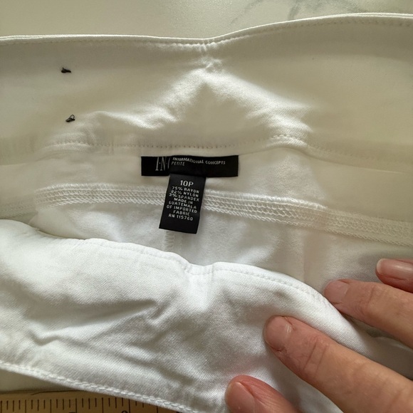 INC White Women's Jeans with Zipper Accents. Size 10p - Picture 4 of 6